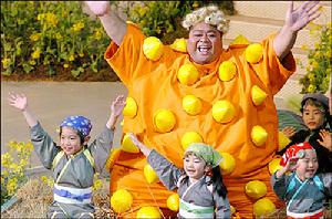 前著名相撲選手小錦與幾位小朋友參加演出