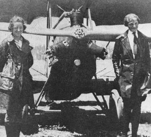娜塔·思努克(左) 與阿梅莉亞·埃爾哈特 (右) 在埃爾哈特的Kinner雙翼機前面