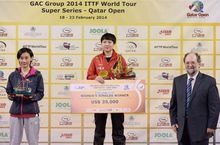 胡麗梅奪冠與國際乒聯主席沙拉拉合影