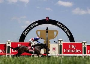 2005年，“戴花”衝過終點，第三次奪杯