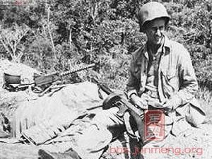 戰鬥間隙，一名美軍海軍陸戰隊員正在休息