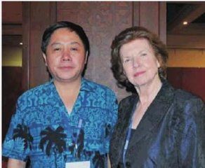 王明高（左）參加反腐大會