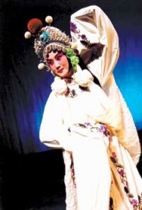 湖北省著名旦角演員張慧芳在《白蛇轉》中飾演白娘子