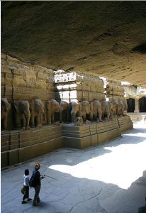 第16窟 中央寺院的土台雕刻成以大象雕刻作支撐