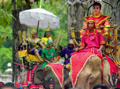 寮語身著傳統服裝的寮國人騎乘大象在萬象參加紀念法昂王遊行