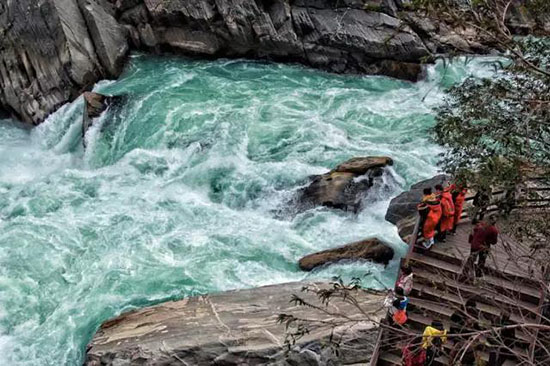 不用遠赴土耳其也能看到“棉花堡”?雲南這處當地人才知的秘境