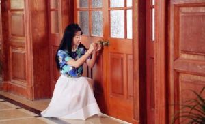 戴流蘇耳環的少女