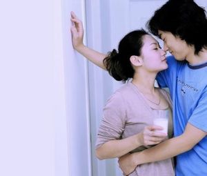 科學家說，第一，穿紅色會讓你看起來更有魅力；第二，要多微笑，不要哭喪著臉..