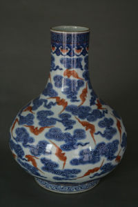 清青花礬紅彩雲蝠紋直頸瓶