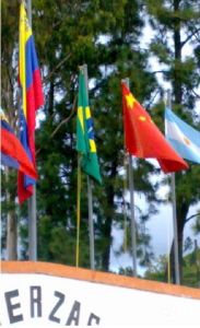 校內的各國國旗，失敗退出者要降下自己國家的國旗。