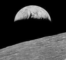 1966年第一部月球軌道環形器所拍攝下的地球照片，研究人員運用現代技術對本張照片進行了修補。