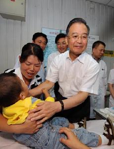 溫家寶在北京兒童醫院看望患病兒童。