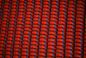 （圖）停在廢棄機場等待裝運的紅色貨車（英國，牛津）