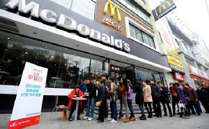 市民排隊索取上海某麥當勞免費早餐