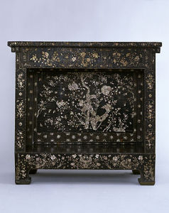 明黑漆嵌螺鈿花蝶紋架子床 明黑漆嵌螺鈿花蝶紋架子床