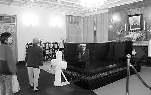 蔣介石逝世當晚的奇怪天象，是巧合還是迷信?