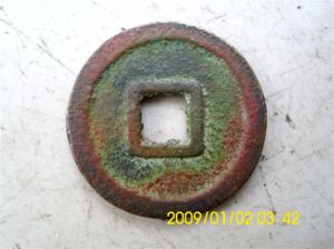 背面，水中撈出。