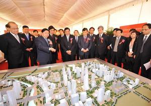 嘉賓在國家金融信息大廈沙盤前聽取介紹