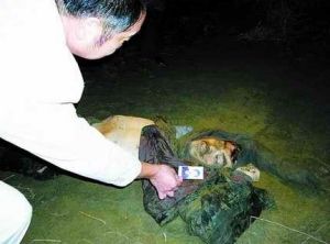 2003年10月12日下午6時許，在省公安廳和潛江市委、市政府的統一部署下，由幹警、武警組成的突擊隊在謝先榮先開一槍的情況下，將其擊斃