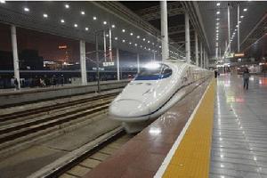 和諧號駛入中山站