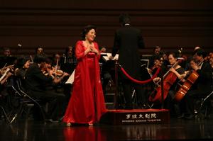 紅歌會藝術指導胡曉平老師在寧波大劇院演唱