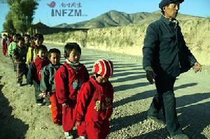 2005年帶學生回家,像驕傲母雞護翼雞仔