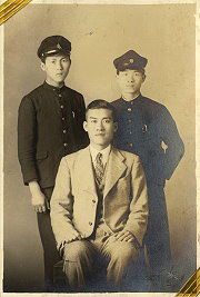 昭和16年(1941)4月，孫江淮與及梯(左)、陳清種(右)於東京所留下的攝影。