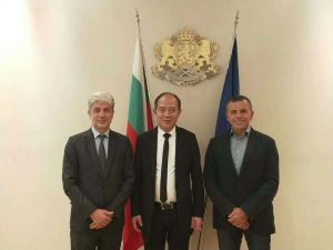 裘紅祥與外國友人合影