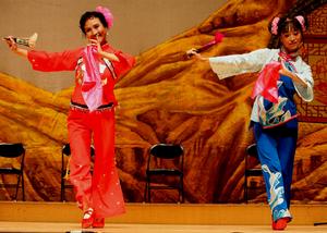 67歲的李明珍(左)與劉瑜合演小花戲《摘花椒放風箏》。