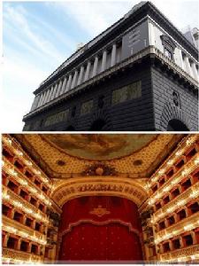 裡面紅金色的豪華氣派