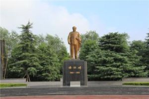 館領導編輯李明主簡介男，漢族，中共黨員，1955年6月生李明主李明主，研究生文化，1975年10月加入中國共產黨。岳陽市第五屆人大代表1971年8月參加工作；1971年8月-1972年9月，汨羅縣天井鄉群英學校教書1972年9月-1973年7月，平江師範學習1973年9月-1981年9月，汨羅縣新市鄉新書元宵學校教師、校長1981年9月-1985年11月，汨羅縣長樂鄉黨委秘書1985年11月-1987年2月，汨羅縣長樂鄉宣傳委員1987年2月-1988年2月，汨羅市古侖鄉副鄉長、黨委副書記1988年2月-1989年11月，汨羅市長樂鄉黨委副書記1989年11月-1991年9月，汨羅市長樂鎮鎮長1991年9月-1995年6月，汨羅市長樂鎮黨委書記1995年6月-2001年2月，中共汨羅市委常委、政法委書記2001年2月至2004年，任中共汨羅市委常委、常務副市長2005年至今任汨羅市市委副書記