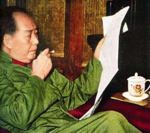 毛澤東和他使用的“勝利杯”。