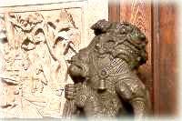 (圖)第二落為正殿與拜亭,正殿兼具有祭祀和講堂的功能,高聳的棟宇和簡樸的裝飾,塑造出正殿莊嚴肅穆的空間。拜亭的比例穩重,燕尾脊曲線極為優美,欄桿望柱和陛石,月臺的形制,丹墀的拜亭空間,歇山惑的屋面造型與雕鏧細緻的木構架,不但使拜亭成為全區建築視覺焦點,也襯托出正殿主體建築的莊風貌,是磺溪書院建築中最富裝飾意味的一處空間。