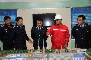 曹妃甸公安局局長 么春雨(左三)