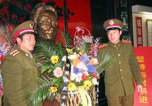 解放軍為許曉軒獻花圈