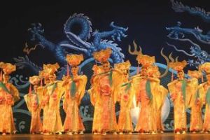 《金舞銀飾》 《金舞銀飾》