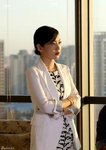 閆妮《一仆二主》劇照