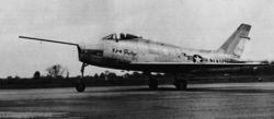 試飛中的 FJ-4 原型機