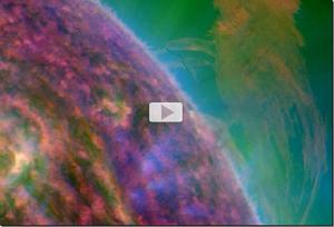太陽爆發的溫度圖，紅色和橙色部分溫度較低（6萬~8萬開爾文），藍色和綠色溫度較高（100萬~220萬 開爾文）。黑色頭髮似的東西是攝像機上的灰塵造成的。高溫氣體有效地減慢了日冕雨的回落。