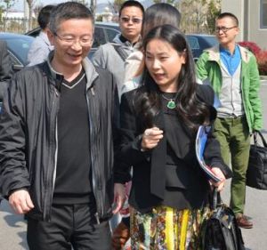 貝璐國（左一）