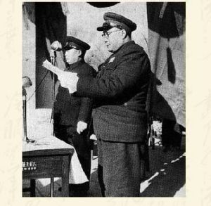 圖為劉伯承院長（右）在軍事學院典禮上致詞。左為中央軍委代表陳毅。