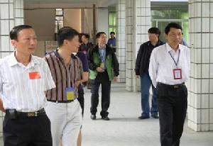 （圖）市教育局到學校視察工作