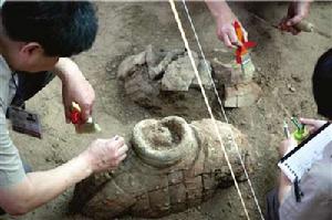 （圖）考古人員在現場清理兵馬俑