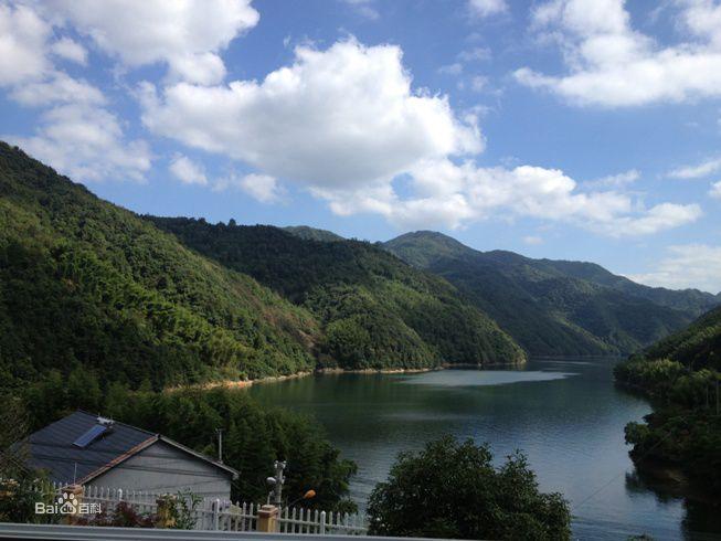 柳溪江上魚潭村之山青水秀