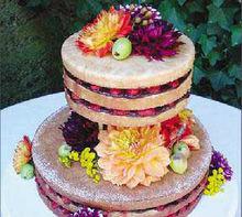 用鮮花裝飾的裸蛋糕