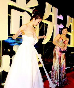 孫菲菲踩裙門 孫菲菲踩裙門