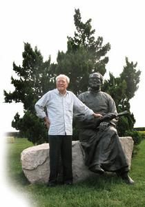 2005年蘇文茂銅像落成永安公墓，陪伴亡妻