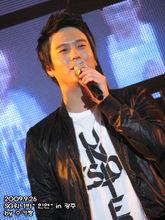 金勇俊在深情歌唱