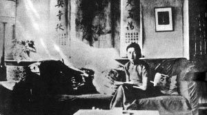 林徽因在“太太的客廳”中留影