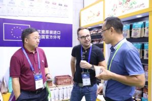 風來客企業董事長朱士明先生（左）